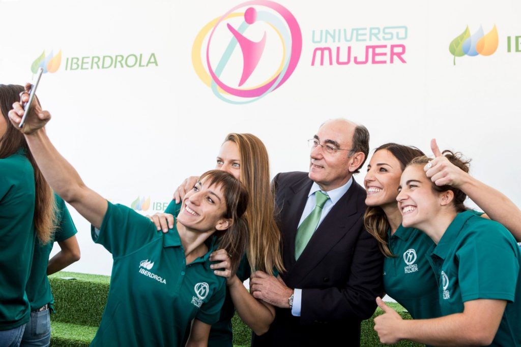 Ignacio Galán, presidente de Iberdrola con deportistas en la firma de la renovación de la colaboración en el programa Universo Mujer del CSD