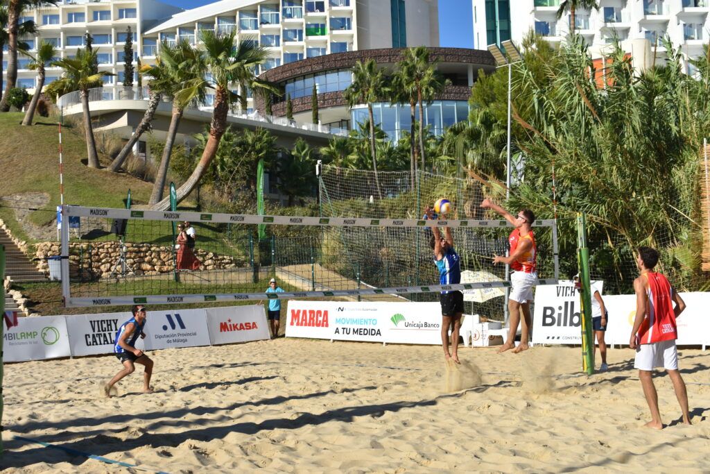 Intensa primera jornada del Higuerón Resort Campeonato de España de Vóley Playa 2023